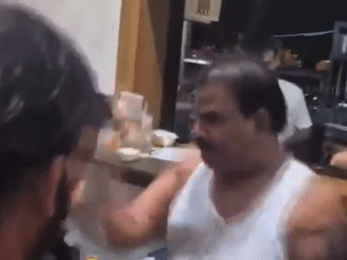 शिवसेना विधायक संजय गायकवाड़ का कैंटीन कर्मचारी को पीटते वीडियो सामने आया था।