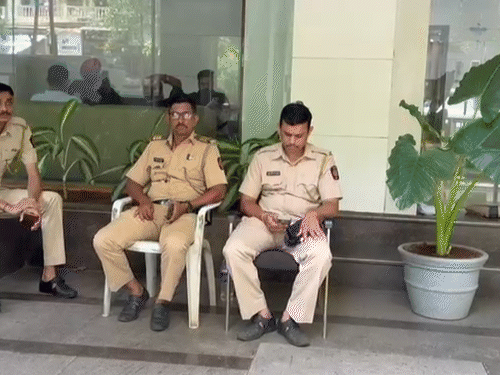 मुंबई के ओशिवारा के DLH एनक्लेव नाम की बिल्डिंग में कपिल अपने परिवार के साथ 7वें और 9वें मंजिल पर रहते हैं।