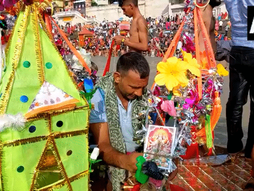 हरि की पौड़ी पर शिव भक्त कांवड़ सजाते नजर आए।