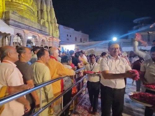 The Varanasi Commissioner showered flowers on the devotees who came to see Baba Vishwanath.