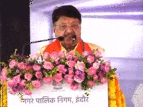 मंच से मंत्री विजयवर्गीय ने सीएम से वन विभाग के अफसरों पर सहयोग नहीं करने का आरोप लगाया। - Dainik Bhaskar