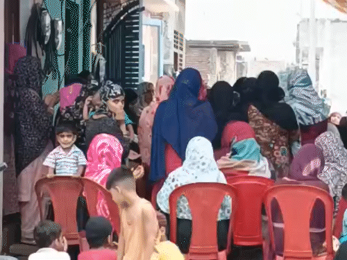 ये शादाब के घर के बाहर का सीन है। महिला रो रही थीं। लोग परिवार को संभाल रहे थे।