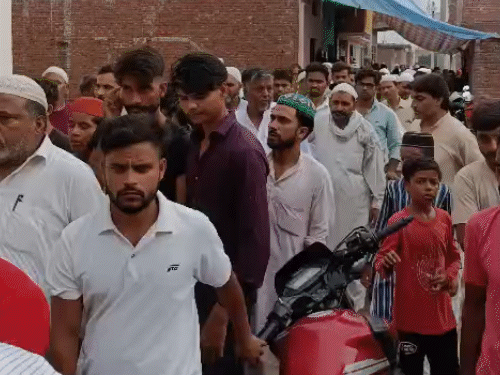 जनाने में पूरे कस्बे के लोग शामिल हुए। सब लव स्टोरी को जानते जरूर थे, मगर कोई चर्चा नहीं कर रहा था।