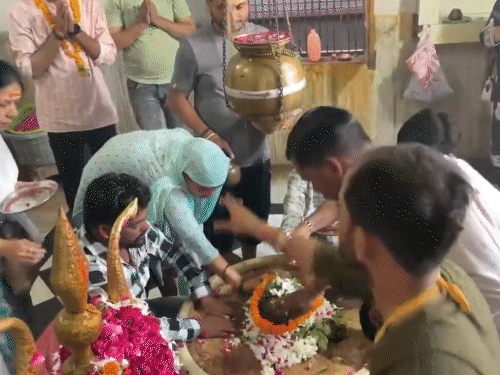 On the first day of the month of Sawan in Ayodhya, devotees are reaching Kshreshwar Nath Mahadev Temple to worship.