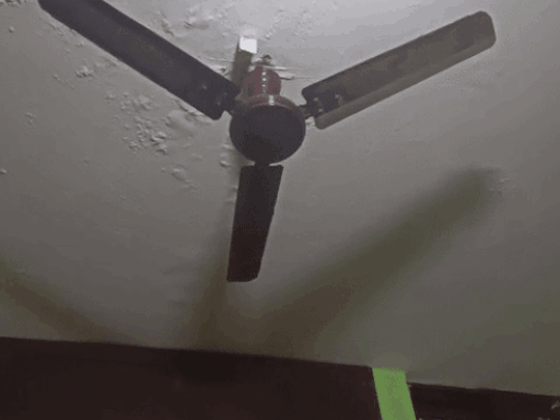 रेवाड़ी में भूकंप के बाद पंखा हिलने लगा। - Dainik Bhaskar