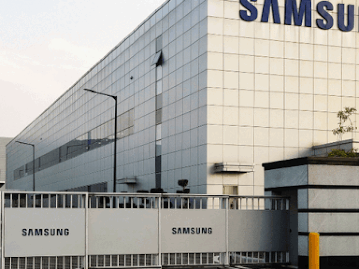Samsung currently exports a smartphone to America from Vietnam. - Dainik Bhaskar