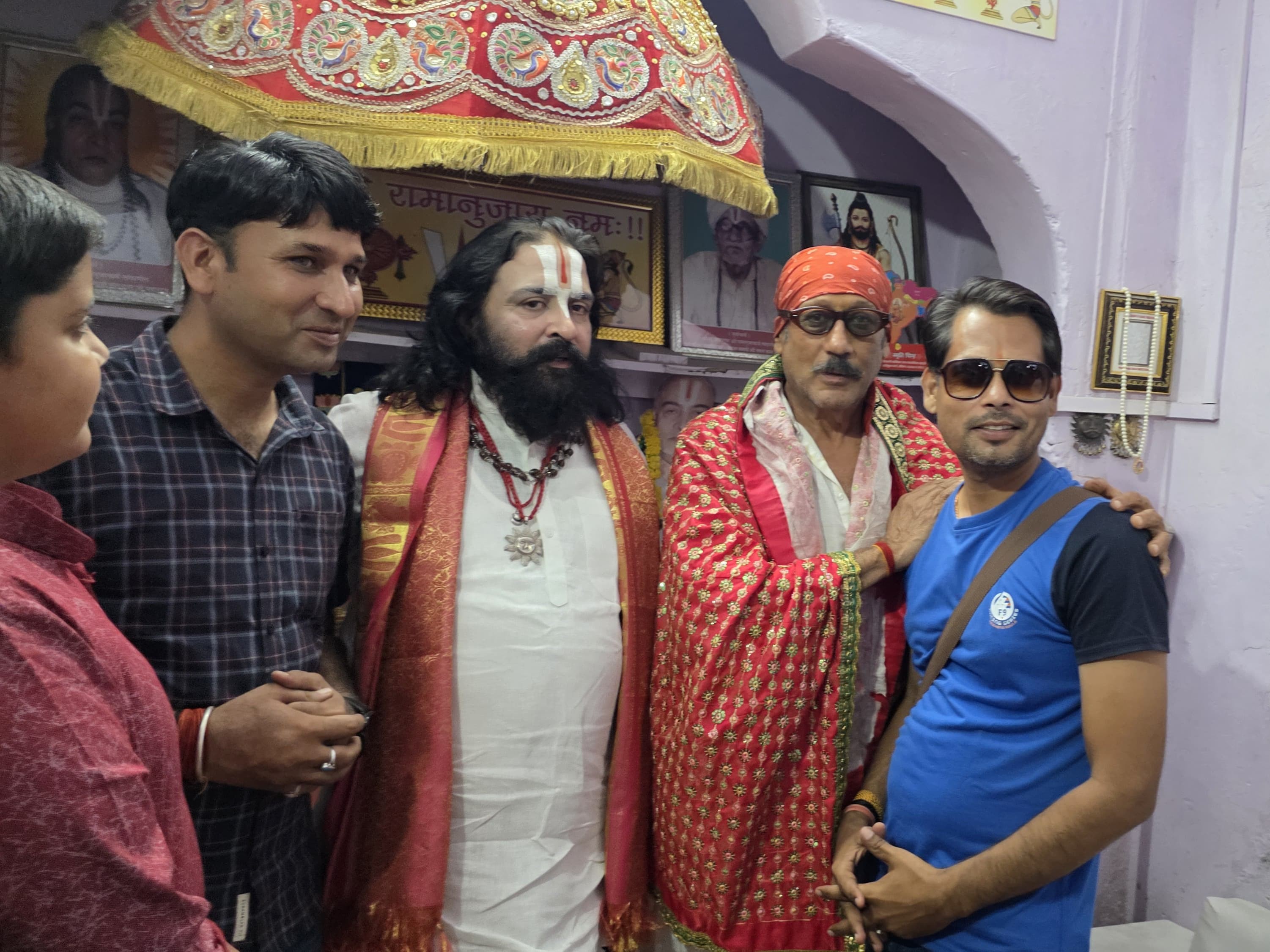 बॉलीवुड अभिनेता जैकी श्रॉफ के साथ लोगों ने फोटो खिंचवाई।