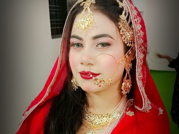यह तस्वीर शबनम की शादी के दिन की है। वह शादी के एक महीने बाद अपने जीजा के साथ फरार हो गई।
