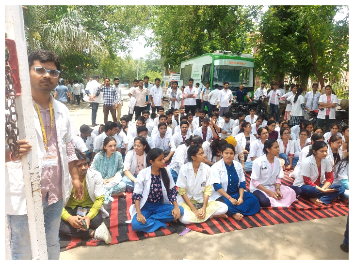 Students are sitting on dharna at Veterinary College Campus.