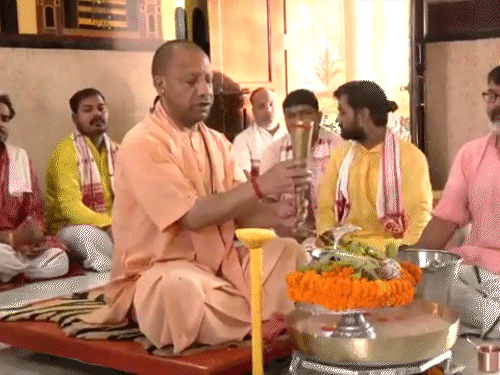 राज्य के मुख्यमंत्री योगी आदित्यनाथ ने गोरखपुर में रुद्राभिषेक किया।