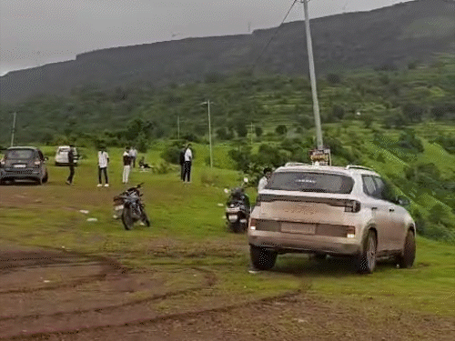हादसे में कार सवार युवक गंभीर रूप से घायल हो गया। इसका वीडियो सोशल मीडिया पर तेजी से वायरल हो रहा है। - Dainik Bhaskar