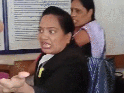 महिला के भाई का टी शर्ट पकड़ कर धमकाती रहीं वकील।