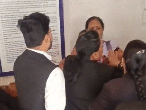 वकील लीना अग्रहरी ने महिला को धक्का देकर जमीन पर गिराया।