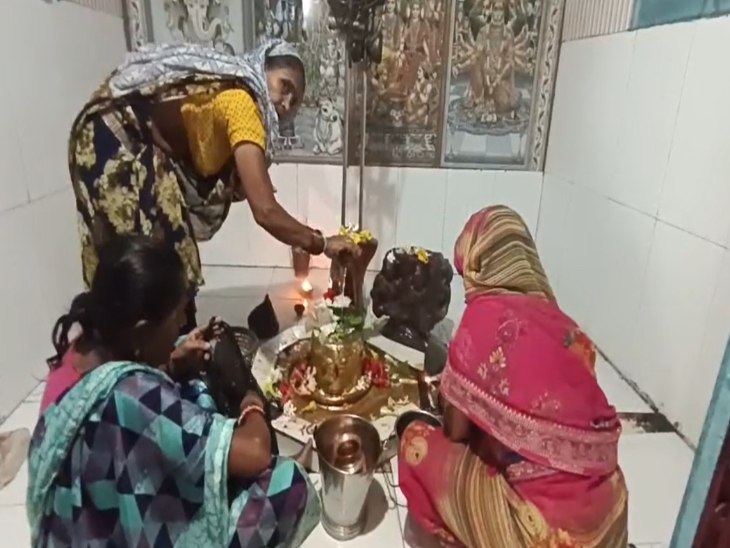 भोलेनाथ को जल अर्पित करते हुए।