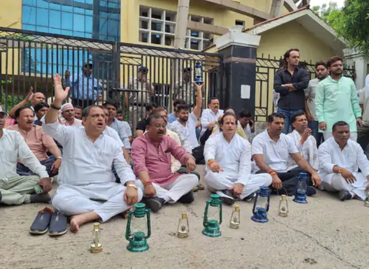 जनसुनवाई के दौरान कांग्रेस नेताओं ने लालटेन लेकर प्रदर्शन किया था।
