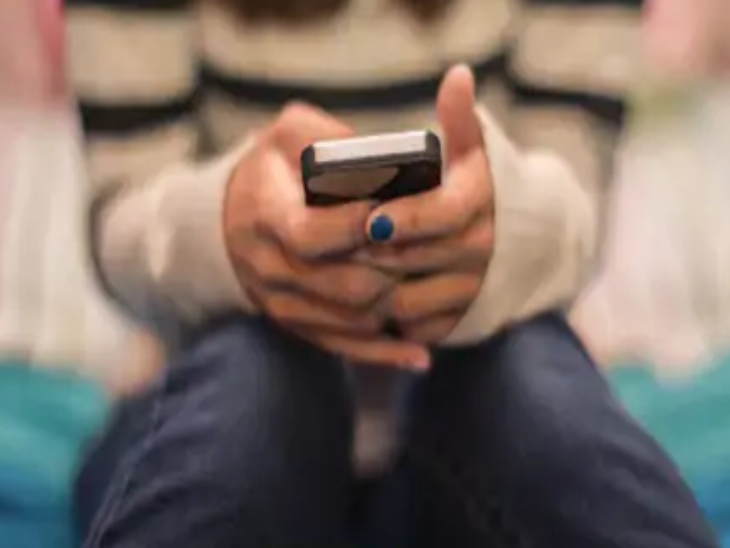 फ्री फायर गेम खेलते नाबालिग लड़का शादीशुदा महिला के संपर्क में आया।