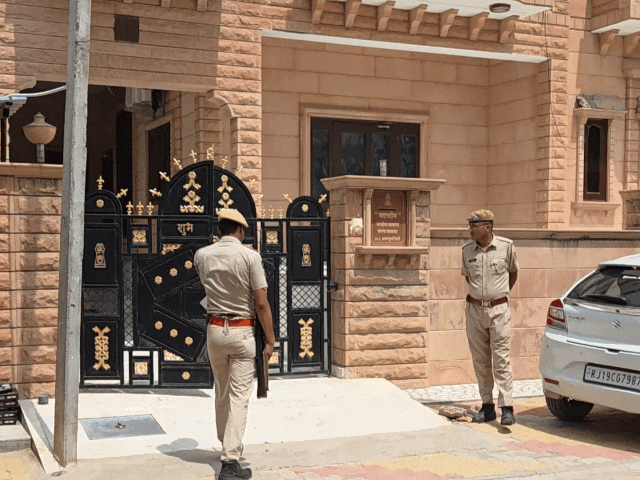 पाल इलाके में दोनों ठिकानों पर चल रही है आयकर विभाग की कार्रवाई। - Dainik Bhaskar