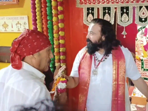 पंडित और पुजारियों ने जैकी श्रॉफ का पारंपरिक तरीके से स्वागत किया।