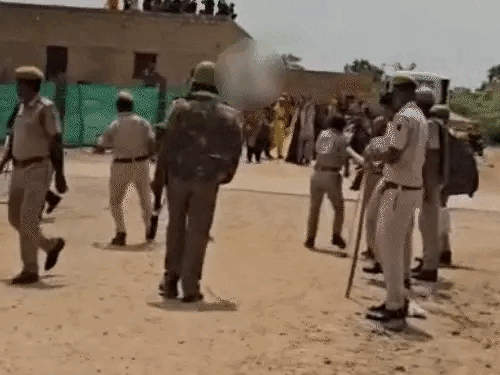 बासनपीर गांव में गुरुवार को महिलाएं व बालिकाएं पुलिस पर पत्थर बरसाती हुई। - Dainik Bhaskar