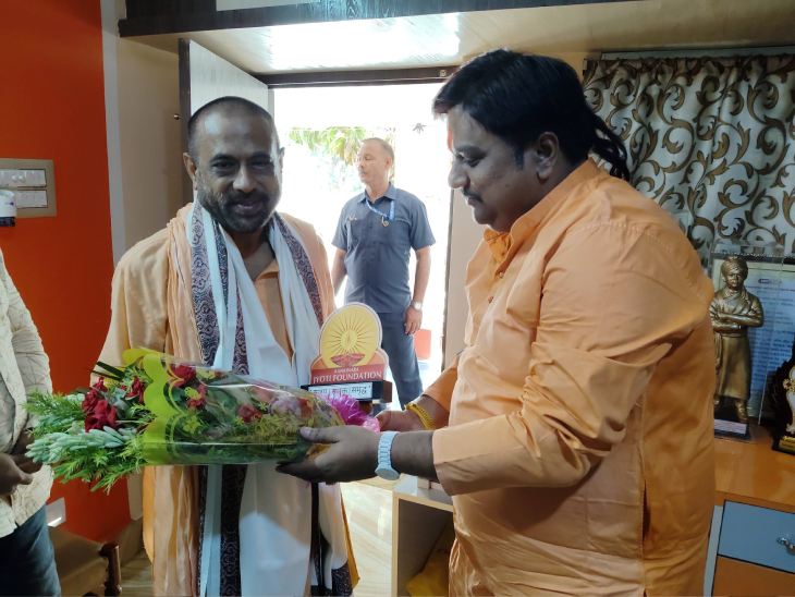 कार्तिक महाराज का इन आरोपों पर कहना है कि वे एक संन्यासी हैं और संन्यास के मार्ग में इस तरह की अड़चनें आती रहती हैं।