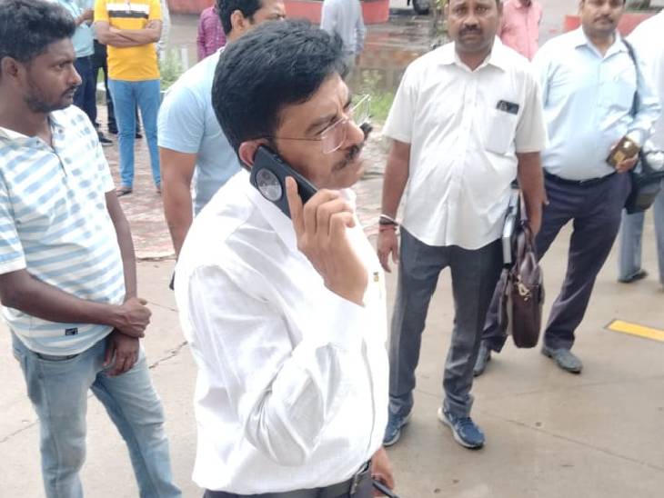 सीएमओ दफ्तर के बाहर खड़े डॉ. हरी दत्त नेमी।