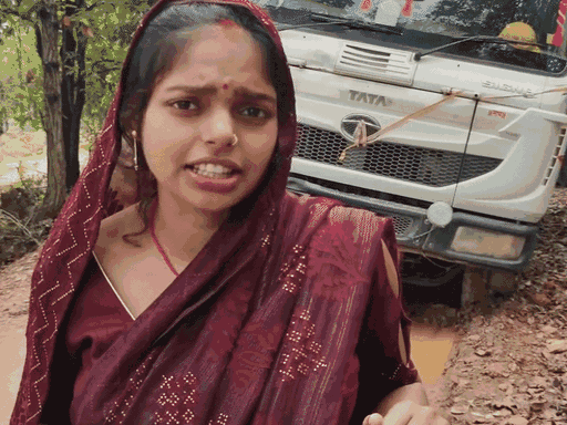 Leela Sahu has shared this video on social media on the road.