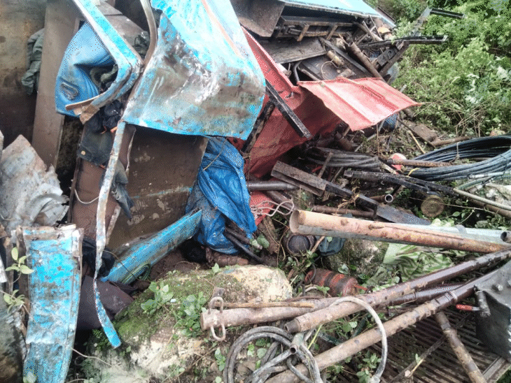 गाड़ी में बोरवेल खनन का सामान लदा था, जिसमें कुल 9 लोग सवार थे।