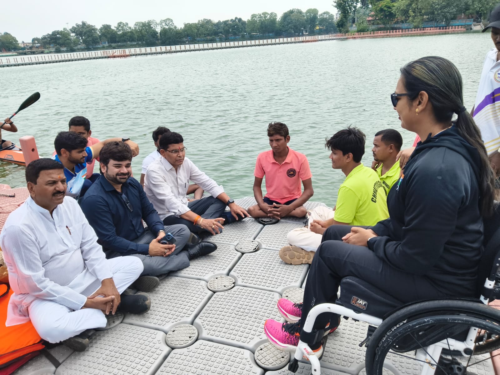 खिलाड़ियों को टिप्स देती हुईं अर्जुन अवॉर्डी प्राची यादव। मंत्री टंक राम ने भी खेल के बारे में जाना।