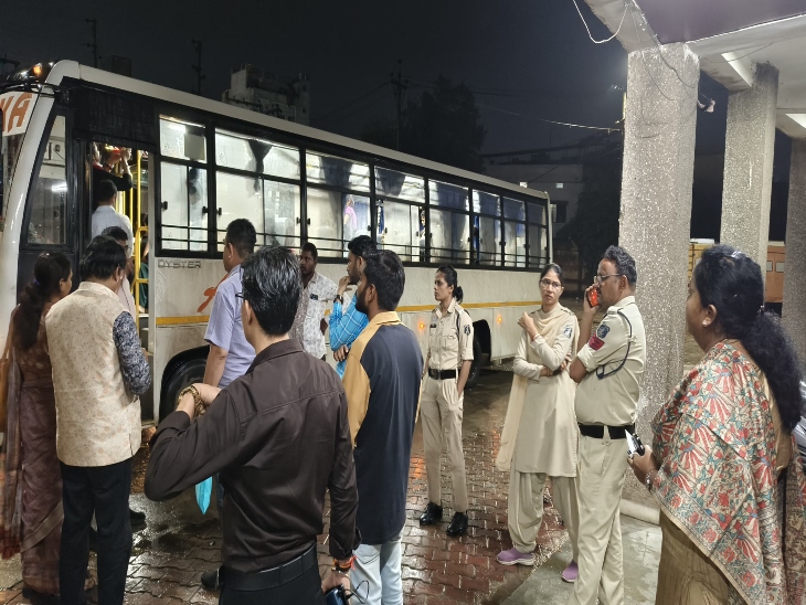 महिला एवं बाल विकास विभाग के अधिकारियों और कर्मचारी मजदूरों को रेस्क्यू के बाद बस में बैठाते हुए।