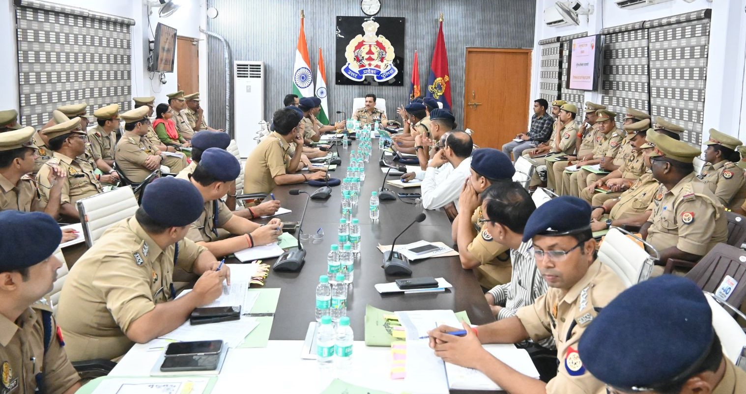 पुलिस कमिश्नर की मीटिंग में डीसीपी, एडीसीपी, एसीपी समेत सभी थानाध्यक्षों की मौजूदगी रही।