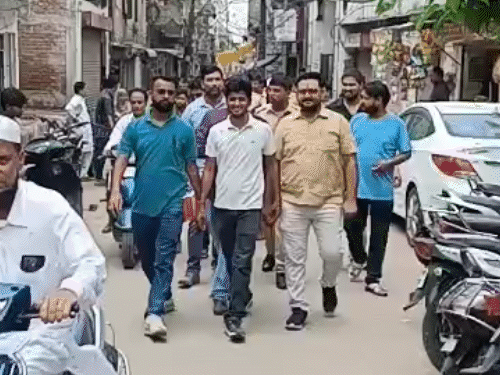 पशु प्रबंधन शाखा की कार्रवाई डॉ योगेश शर्मा के नेतृत्व में की गई।