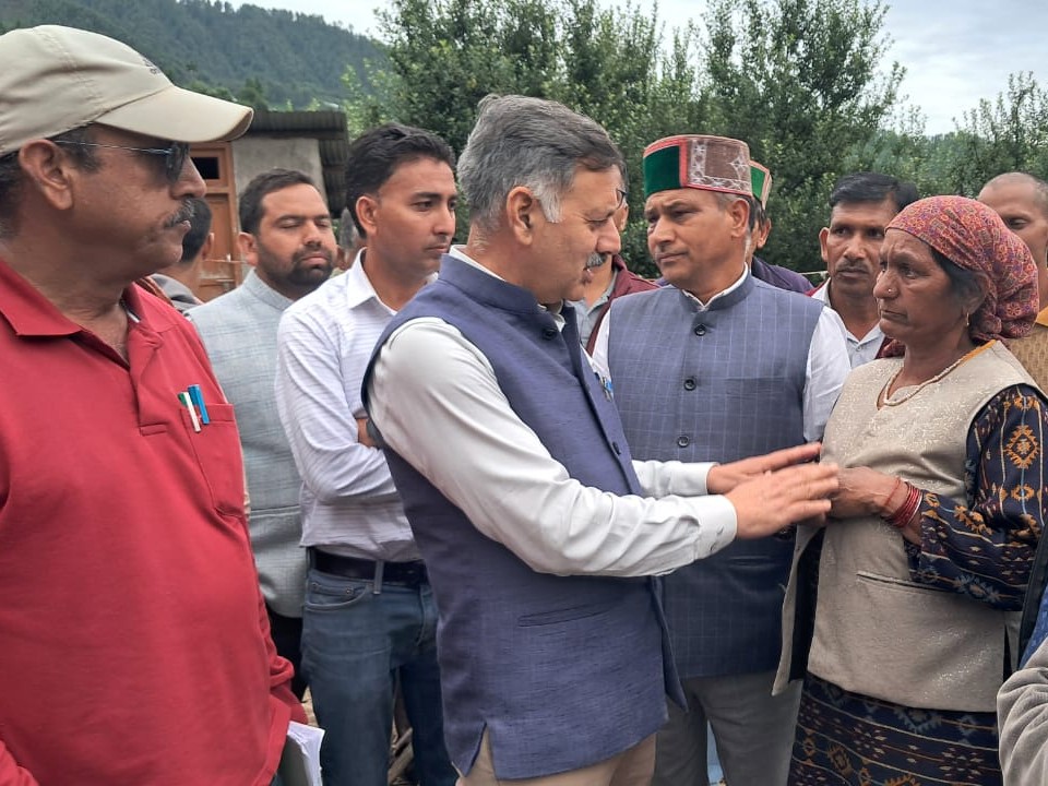 आपदा प्रभावित क्षेत्र में एक महिला को सांत्वना देते मंत्री राजेश धर्माणाी