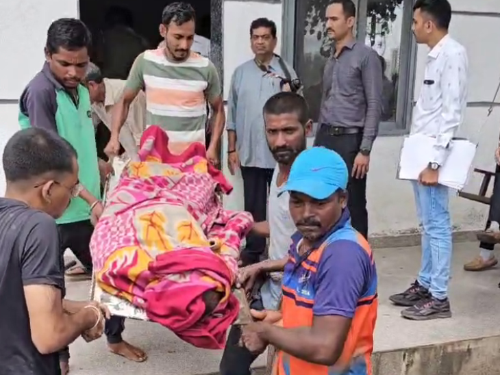 तीनों शव पोस्टमॉर्टम के लिए सिविल हॉस्पिटल भेजे गए।