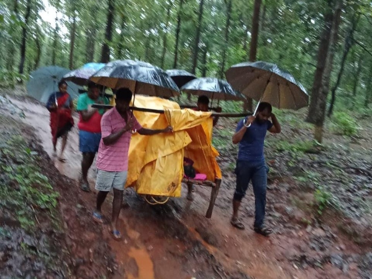 कच्चे रास्ते को पारकर ग्रामीण अस्पताल पहुंचे।