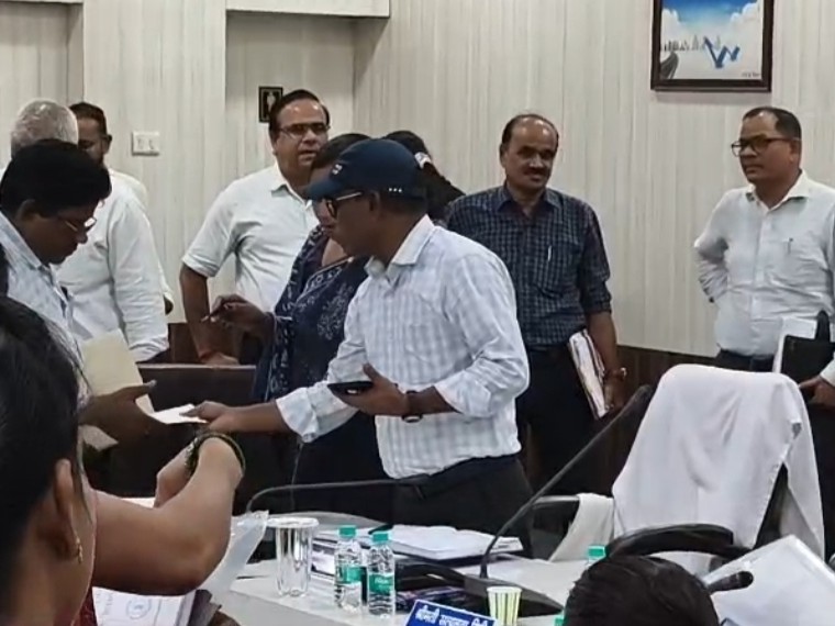 डीएमएफ से संबंधित प्रस्तावों को एजेंडे से हटाने के आरोप बाद विवाद हुआ।