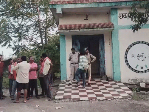 जांजगीर चांपा में बच्चों को परिजन अस्पताल लेकर पहुंचे, जहां डॉक्टर्स ने मृत घोषित कर दिया। इसके बाद पोस्टमॉर्टम के लिए लाया गया।