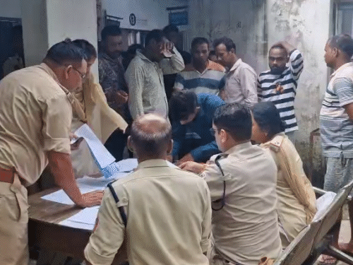 परिजनों ने थाने में आकर हादसे की जानकारी दी। पुलिस ने शवों को पोस्टमॉर्टम के लिए भेज दिया है।