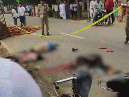 3 youths died in a road accident in Meerut | मेरठ में सड़क पर तड़प ...