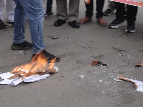 रायपुर में कांग्रेस ने बिजली बिल की प्रतियां जलाकर विरोध प्रदर्शन किया। साय सरकार के खिलाफ नारेबाजी की।