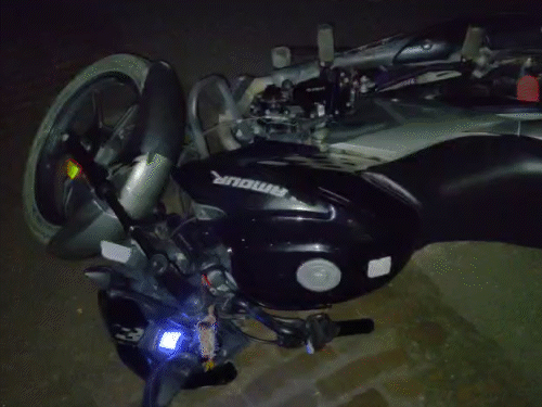 इसी बाइक से बदमाश भाग रहा था। पुलिस ने पीछा किया तो फिसलकर गिर गया।