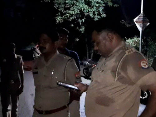 मुठभेड़ के बाद पुलिस ने बदमाश से पूछताछ की।