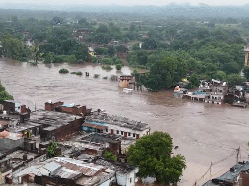 MP के चित्रकूट में मंदाकिनी नदी उफान पर है। यहां नदी किनारे के मकान एक मंजिल तक पानी में डूबे हैं।
