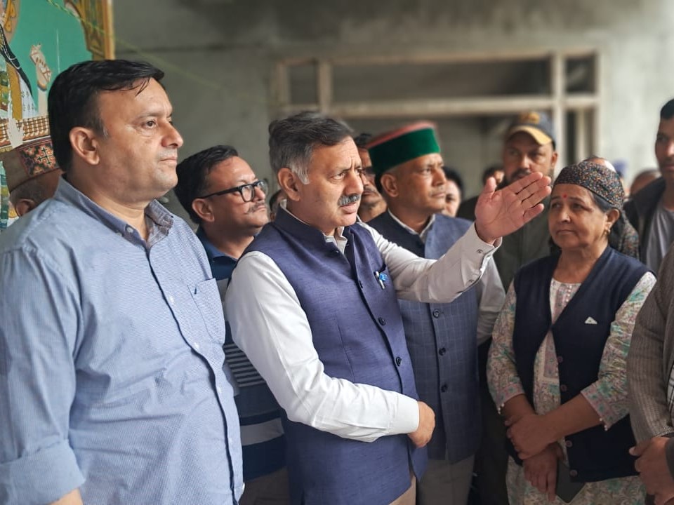 आपदा प्रभावित क्षेत्र में स्थानीय लोगों से बात करते राजेश धर्माणी