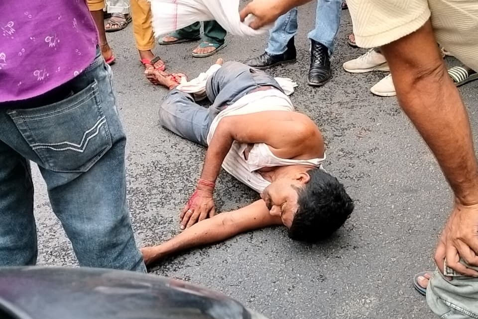 डीसीएम का ड्राइवर दिल्ली का है। घायल देख आसपास के लोगों ने उसे अस्पताल पहुंचाया।