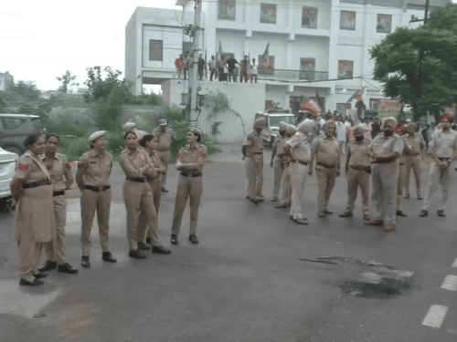 भाजपा दफ्तर के बाहर तैनात पुलिस कर्मी।