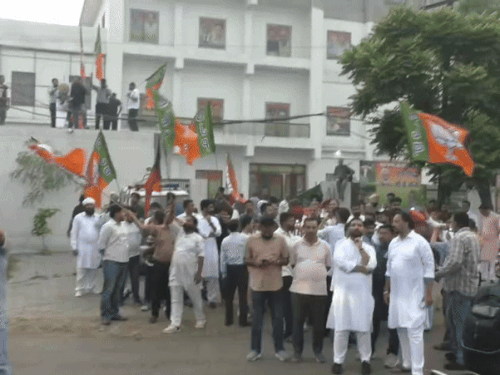 भाजपा दफ्तर में प्रधानमंत्री नरेन्द्र मोदी जिंदाबाद के नारे लगाते भाजपाई।