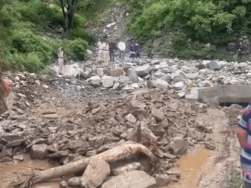 पहाड़ी से गिरे मलबे और पत्थरों के कारण सड़क पर यातायात ठप हो गया है।