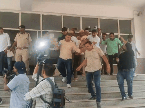 गुरुग्राम कोर्ट में आरोपी बाप को मुंह ढंककर कोर्ट में पेश किया गया। इस दौरान पुलिस की कड़ी सुरक्षा रही।