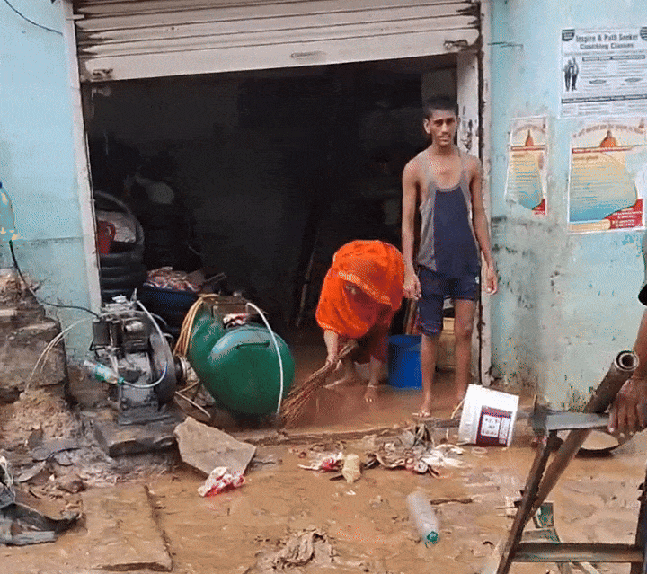 पानी उतरने के बाद स्थानीय लोगों के घरों और दुकानों में कीचड़ ही कीचड़ हो गया था।