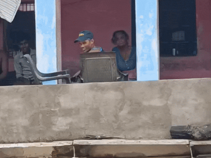 स्थानीय लोगों ने बाहर से आए श्रद्धालुओं को अपने घर की छतों पर शरण दी।